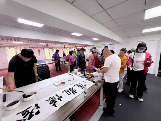 【乡风文明】翰墨润乡风&ensp; 妙笔育人心 | 三道关镇金龙村开展书法公益活动